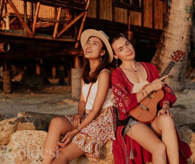 Girls playing Goldesi ukulele, highlighting the benefits of music for relaxation and mental well-being.
